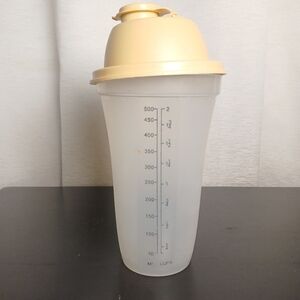 Vintage Tupperware Shaker Mixer Blender Cup #844 Tan Beige Pour Lid Measuring